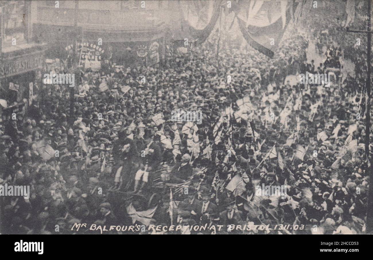 Empfang von Herrn Balfour in Bristol, 13. November 1903: Kutsche mit Premierminister Arthur Balfour, umgeben von einer großen Menschenmenge Stockfoto