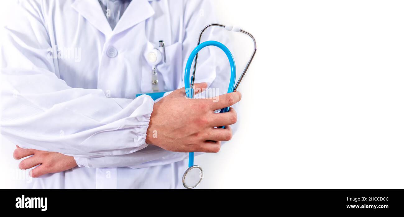 Arzt in weißem Mantel, Stethoskop an der Hand haltend und auf weißem Hintergrund stehend, mit Platz für Text. Stockfoto