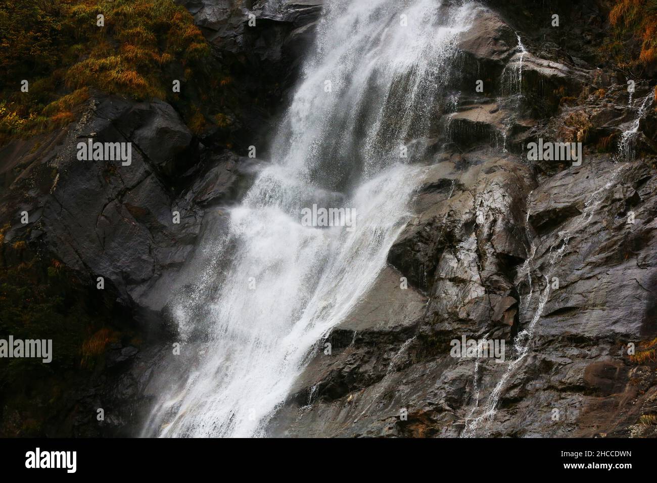 Gesundheit, Wellness, Wasserfall, Dolomiten, Südtirol, Meran , Bozen, tosendes wildes Wasser stürzt von dem Berg und den Felsen herunter Stockfoto