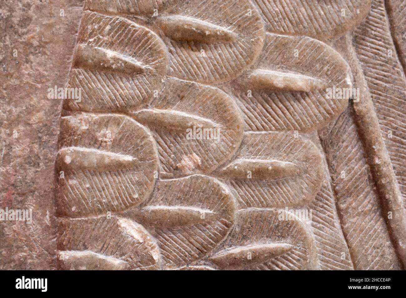 Braun geschnitzte Wandstruktur, die assyrischen Reliefs ähnelt Stockfoto