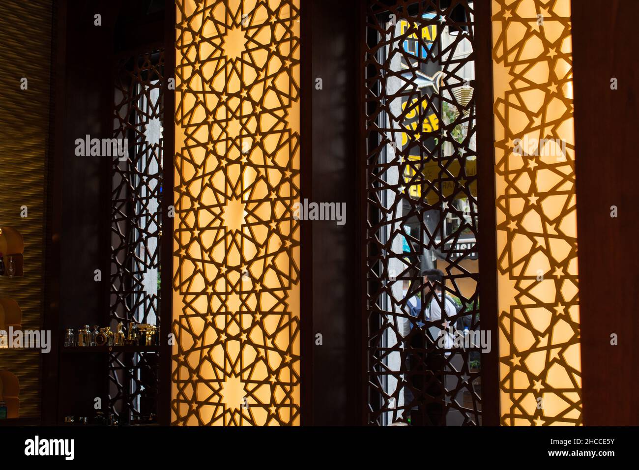 Orientalisches Innenraumdesign mit Mosaik- und Maschrabiya-Ornamenten Stockfoto
