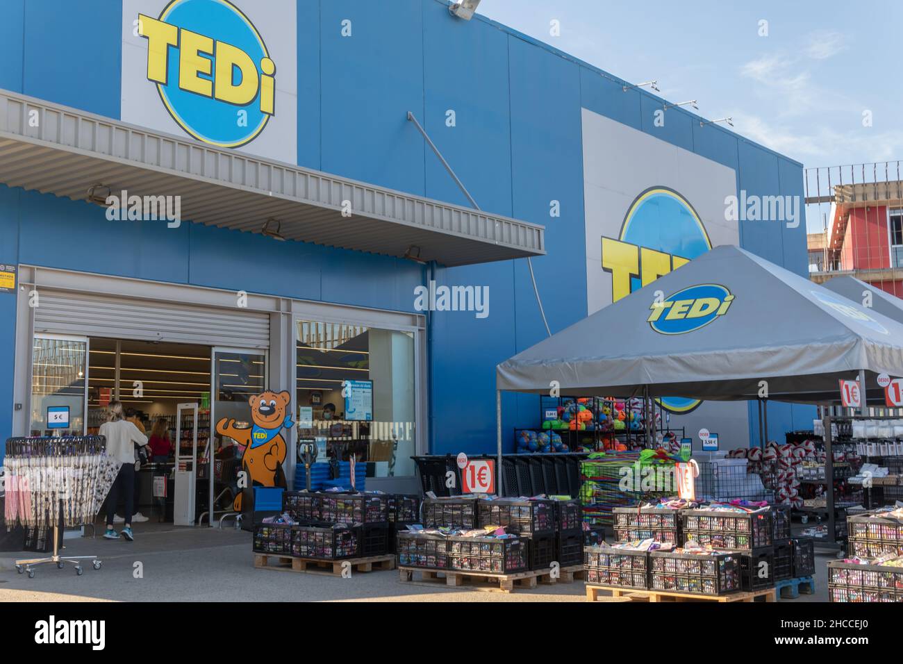 Palma de Mallorca, Spanien; dezember 27 2021: Hauptfassade des deutschen multinationalen Drogerieunternehmens Tedi in der Stadt Palma de Mallorca an der Sonne Stockfoto