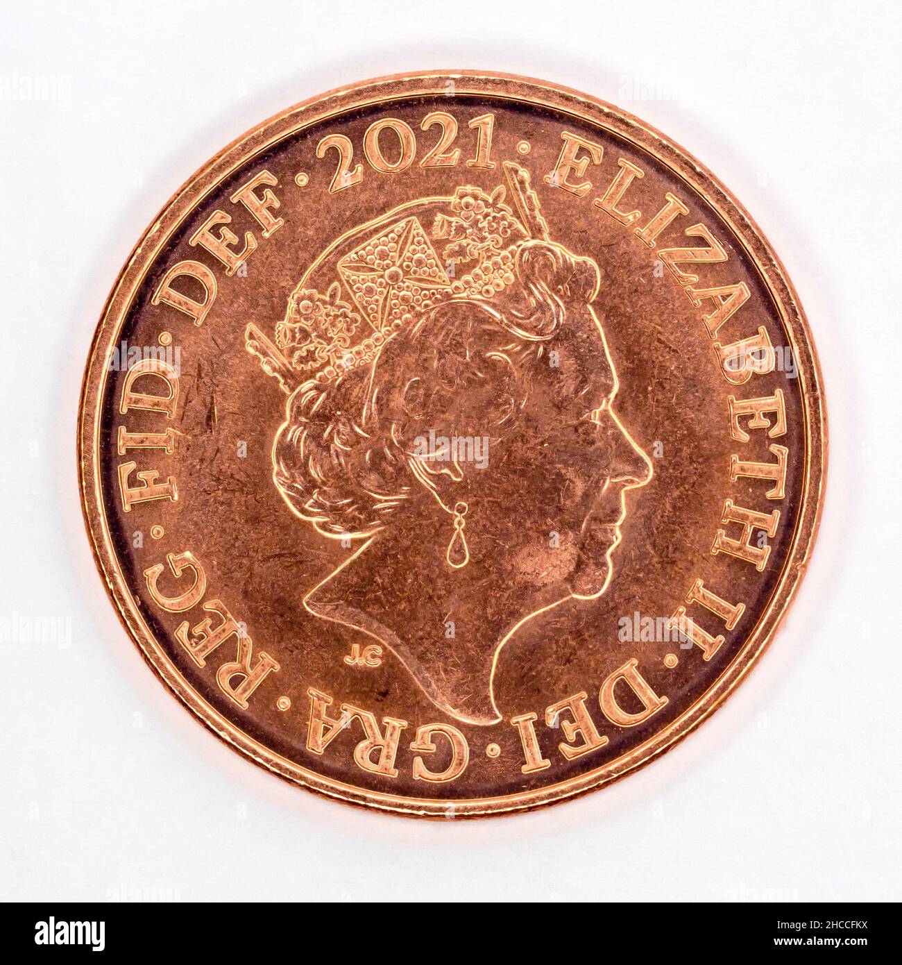Nahaufnahme eines Stilllebens, das die Kopfseite einer 1 Pence-Münze aus dem Vereinigten Königreich von 2021 auf weißem Hintergrund zeigt. Stockfoto