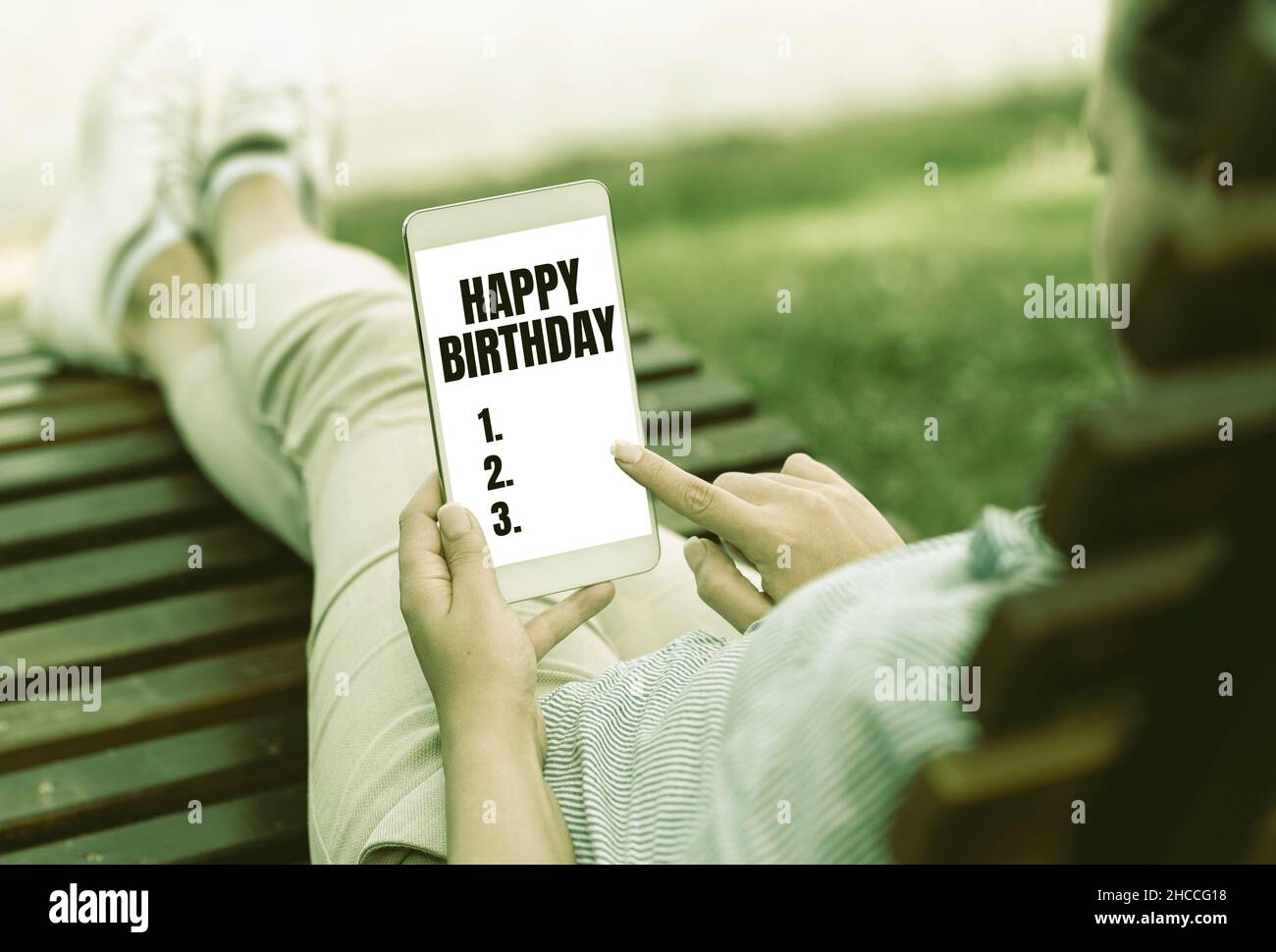 Textunterschrift mit Alles Gute zum Geburtstag. Konzept, das bedeutet, dass der Geburtstag einer Person mit Präsents Online Jobs und Remote-Arbeit gefeiert wird Stockfoto