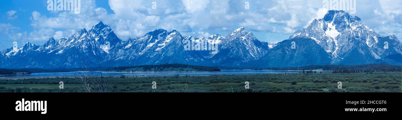 Panorama der Teton Mountain Range im Grand Teton National Park mit Jackson Lake im Vordergrund. Stockfoto