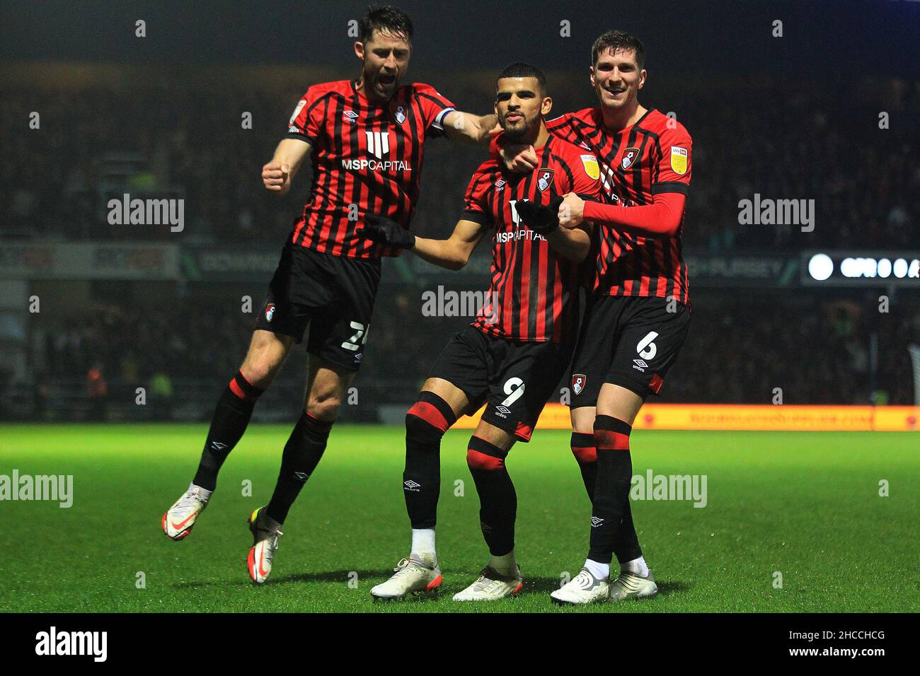 London, Großbritannien. 27th Dez 2021. Dominic Solanke aus Bournemouth (9) feiert mit seinen Teamkollegen nach dem Tor seines Teams mit 1st Punkten. Spiel der EFL Skybet Championship, Queens Park Rangers gegen AFC Bournemouth im Kiyan Prince Foundation Stadium, Loftus Road in London am Montag, 27th. Dezember 2021. Dieses Bild darf nur für redaktionelle Zwecke verwendet werden. Nur zur redaktionellen Verwendung, Lizenz für kommerzielle Nutzung erforderlich. Keine Verwendung bei Wetten, Spielen oder Veröffentlichungen in einem Club/einer Liga/einem Spieler. PIC von Steffan Bowen/Andrew Orchard Sports Photography/Alamy Live News Credit: Andrew Orchard Sports Photography/Alamy Live News Stockfoto