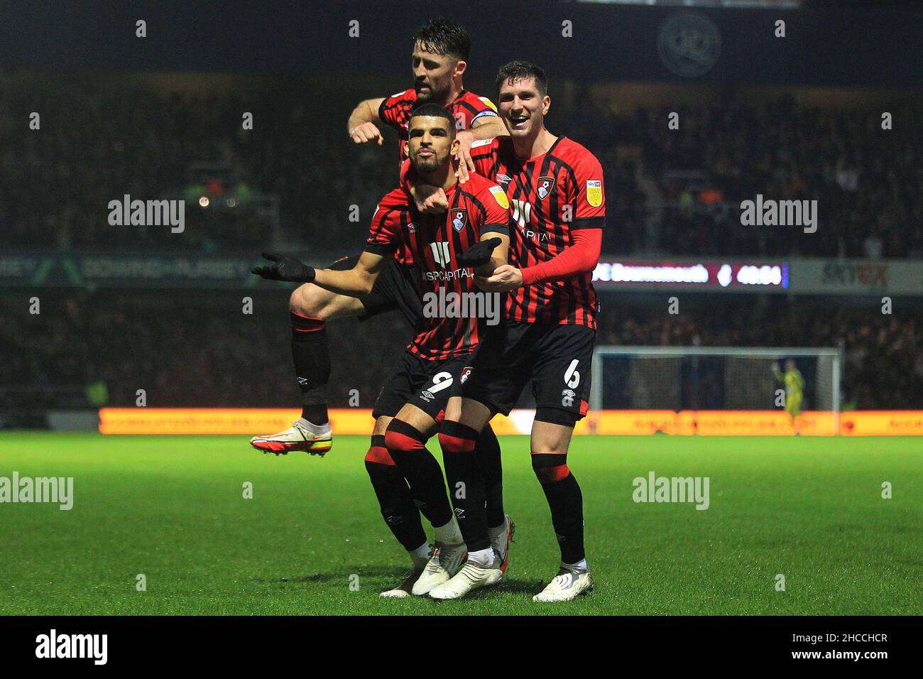 London, Großbritannien. 27th Dez 2021. Dominic Solanke aus Bournemouth (9) feiert mit seinen Teamkollegen nach dem Tor seines Teams mit 1st Punkten. Spiel der EFL Skybet Championship, Queens Park Rangers gegen AFC Bournemouth im Kiyan Prince Foundation Stadium, Loftus Road in London am Montag, 27th. Dezember 2021. Dieses Bild darf nur für redaktionelle Zwecke verwendet werden. Nur zur redaktionellen Verwendung, Lizenz für kommerzielle Nutzung erforderlich. Keine Verwendung bei Wetten, Spielen oder Veröffentlichungen in einem Club/einer Liga/einem Spieler. PIC von Steffan Bowen/Andrew Orchard Sports Photography/Alamy Live News Credit: Andrew Orchard Sports Photography/Alamy Live News Stockfoto