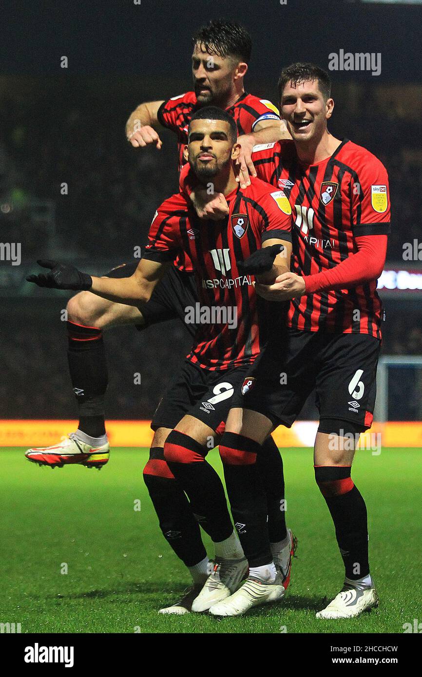 London, Großbritannien. 27th Dez 2021. Dominic Solanke aus Bournemouth (9) feiert mit seinen Teamkollegen nach dem Tor seines Teams mit 1st Punkten. Spiel der EFL Skybet Championship, Queens Park Rangers gegen AFC Bournemouth im Kiyan Prince Foundation Stadium, Loftus Road in London am Montag, 27th. Dezember 2021. Dieses Bild darf nur für redaktionelle Zwecke verwendet werden. Nur zur redaktionellen Verwendung, Lizenz für kommerzielle Nutzung erforderlich. Keine Verwendung bei Wetten, Spielen oder Veröffentlichungen in einem Club/einer Liga/einem Spieler. PIC von Steffan Bowen/Andrew Orchard Sports Photography/Alamy Live News Credit: Andrew Orchard Sports Photography/Alamy Live News Stockfoto