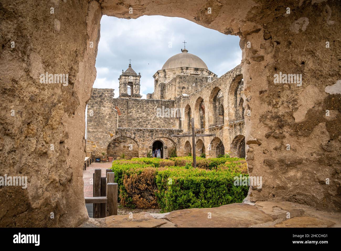 Steinarchitektur, die den Blick auf die Mission San Jose einrahmen Stockfoto