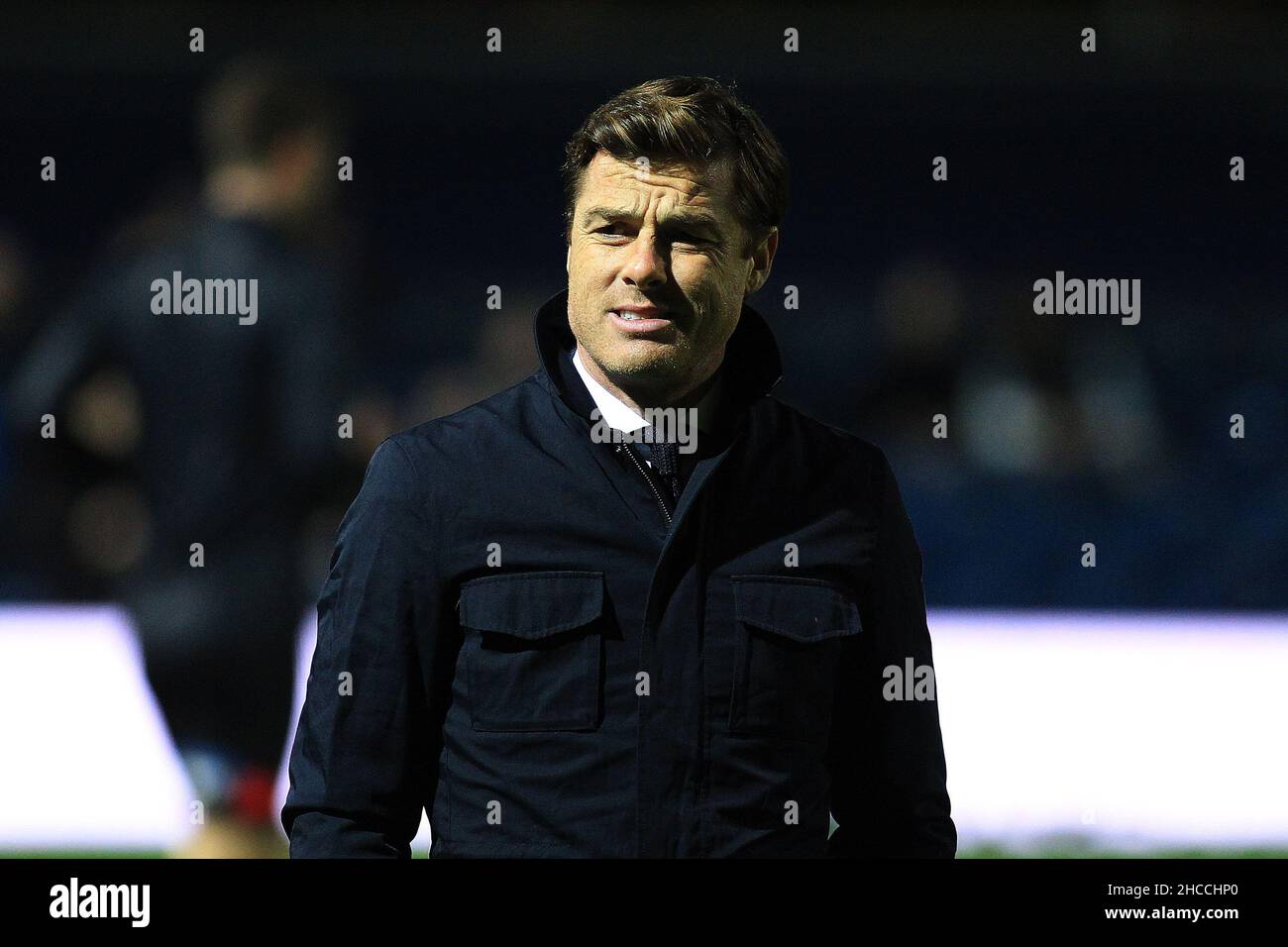 London, Großbritannien. 27th Dez 2021. Scott Parker, der Manager von AFC Bournemouth, schaut zu. Spiel der EFL Skybet Championship, Queens Park Rangers gegen AFC Bournemouth im Kiyan Prince Foundation Stadium, Loftus Road in London am Montag, 27th. Dezember 2021. Dieses Bild darf nur für redaktionelle Zwecke verwendet werden. Nur zur redaktionellen Verwendung, Lizenz für kommerzielle Nutzung erforderlich. Keine Verwendung bei Wetten, Spielen oder Veröffentlichungen in einem Club/einer Liga/einem Spieler. PIC von Steffan Bowen/Andrew Orchard Sports Photography/Alamy Live News Credit: Andrew Orchard Sports Photography/Alamy Live News Stockfoto