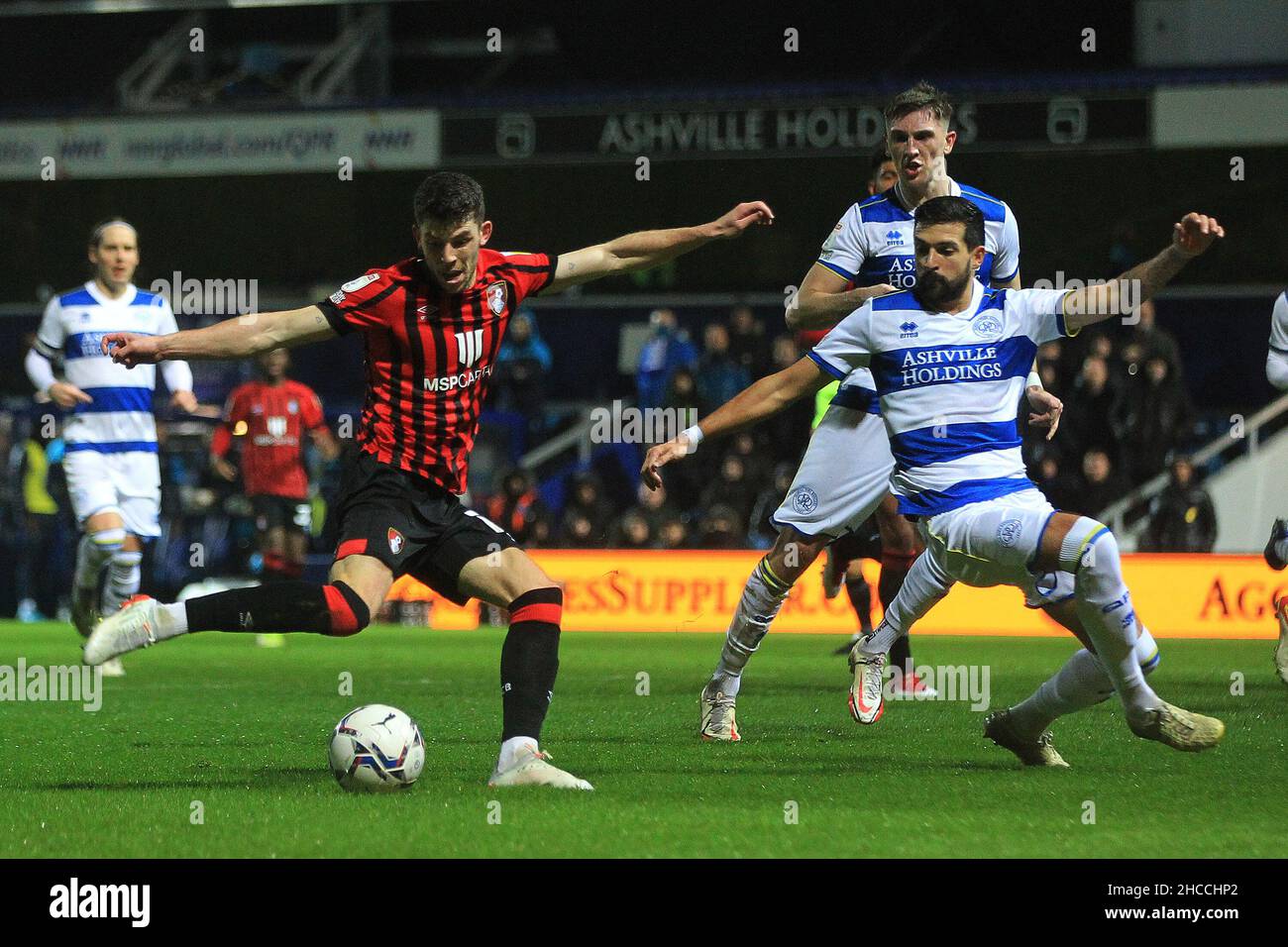 London, Großbritannien. 27th Dez 2021. Ryan Christie aus Bournemouth (L) trifft das Tor. Spiel der EFL Skybet Championship, Queens Park Rangers gegen AFC Bournemouth im Kiyan Prince Foundation Stadium, Loftus Road in London am Montag, 27th. Dezember 2021. Dieses Bild darf nur für redaktionelle Zwecke verwendet werden. Nur zur redaktionellen Verwendung, Lizenz für kommerzielle Nutzung erforderlich. Keine Verwendung bei Wetten, Spielen oder Veröffentlichungen in einem Club/einer Liga/einem Spieler. PIC von Steffan Bowen/Andrew Orchard Sports Photography/Alamy Live News Credit: Andrew Orchard Sports Photography/Alamy Live News Stockfoto