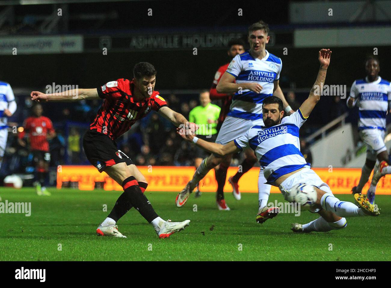 London, Großbritannien. 27th Dez 2021. Ryan Christie aus Bournemouth (L) trifft das Tor. Spiel der EFL Skybet Championship, Queens Park Rangers gegen AFC Bournemouth im Kiyan Prince Foundation Stadium, Loftus Road in London am Montag, 27th. Dezember 2021. Dieses Bild darf nur für redaktionelle Zwecke verwendet werden. Nur zur redaktionellen Verwendung, Lizenz für kommerzielle Nutzung erforderlich. Keine Verwendung bei Wetten, Spielen oder Veröffentlichungen in einem Club/einer Liga/einem Spieler. PIC von Steffan Bowen/Andrew Orchard Sports Photography/Alamy Live News Credit: Andrew Orchard Sports Photography/Alamy Live News Stockfoto
