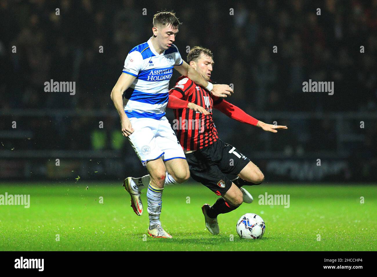 London, Großbritannien. 27th Dez 2021. Jimmy Dunne von den Queens Park Rangers (L) hält Jack Stacey von Bournemouth (R) aus. Spiel der EFL Skybet Championship, Queens Park Rangers gegen AFC Bournemouth im Kiyan Prince Foundation Stadium, Loftus Road in London am Montag, 27th. Dezember 2021. Dieses Bild darf nur für redaktionelle Zwecke verwendet werden. Nur zur redaktionellen Verwendung, Lizenz für kommerzielle Nutzung erforderlich. Keine Verwendung bei Wetten, Spielen oder Veröffentlichungen in einem Club/einer Liga/einem Spieler. PIC von Steffan Bowen/Andrew Orchard Sports Photography/Alamy Live News Credit: Andrew Orchard Sports Photography/Alamy Live News Stockfoto
