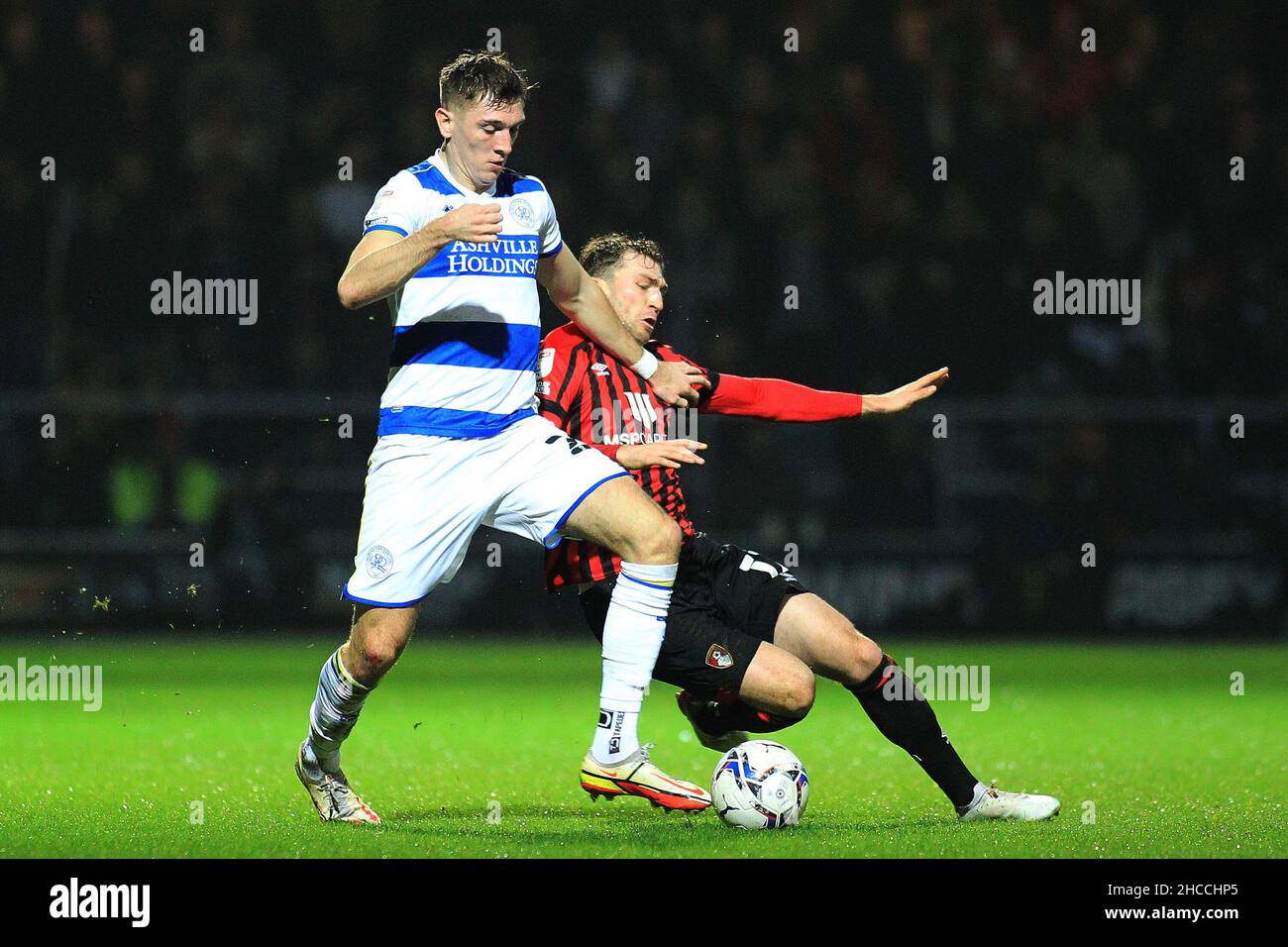 London, Großbritannien. 27th Dez 2021. Jimmy Dunne von den Queens Park Rangers (L) hält Jack Stacey von Bournemouth (R) aus. Spiel der EFL Skybet Championship, Queens Park Rangers gegen AFC Bournemouth im Kiyan Prince Foundation Stadium, Loftus Road in London am Montag, 27th. Dezember 2021. Dieses Bild darf nur für redaktionelle Zwecke verwendet werden. Nur zur redaktionellen Verwendung, Lizenz für kommerzielle Nutzung erforderlich. Keine Verwendung bei Wetten, Spielen oder Veröffentlichungen in einem Club/einer Liga/einem Spieler. PIC von Steffan Bowen/Andrew Orchard Sports Photography/Alamy Live News Credit: Andrew Orchard Sports Photography/Alamy Live News Stockfoto