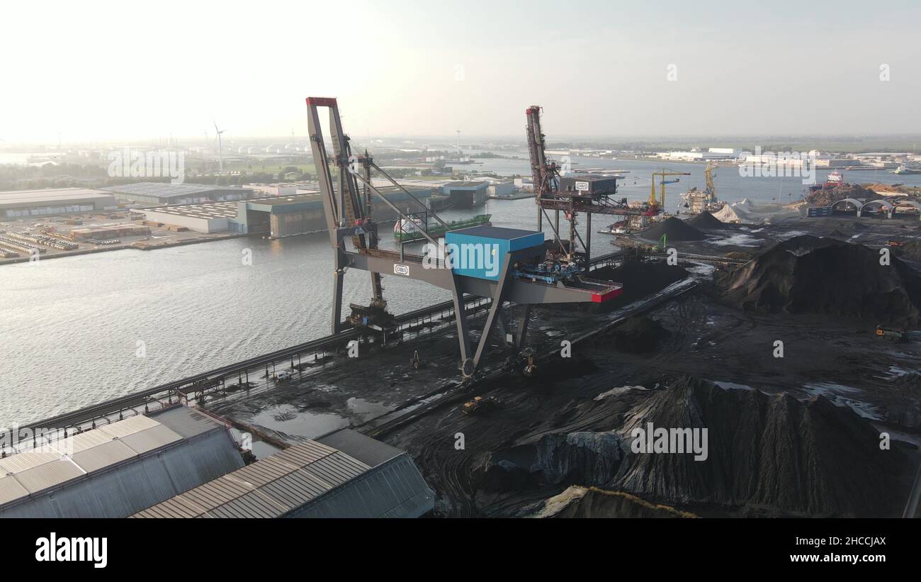 Luftaufnahme eines Kohlespeichers in Amsterdam Westpoort, Niederlande. Industriehafen. Stockfoto