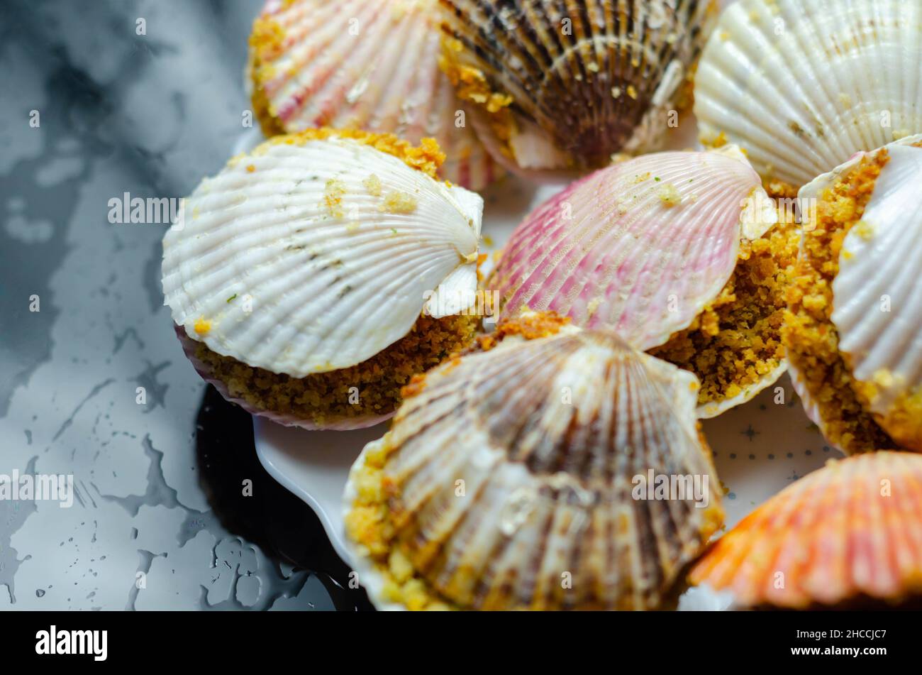 Mini-Coquilles St. Jacques, natürliche Jakobsmuscheln gefüllt mit ...