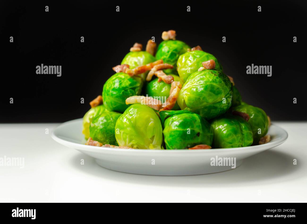 Leckere brüsseler Sprossen mit geräucherten Specklardonen und gesalzener Butter, leckeres Essen Stockfoto