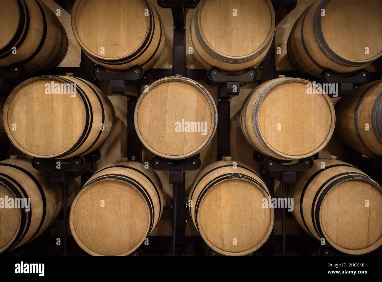 Eichenfässer, gestapelt für die Weinalterung im Keller des Weinguts Stockfoto