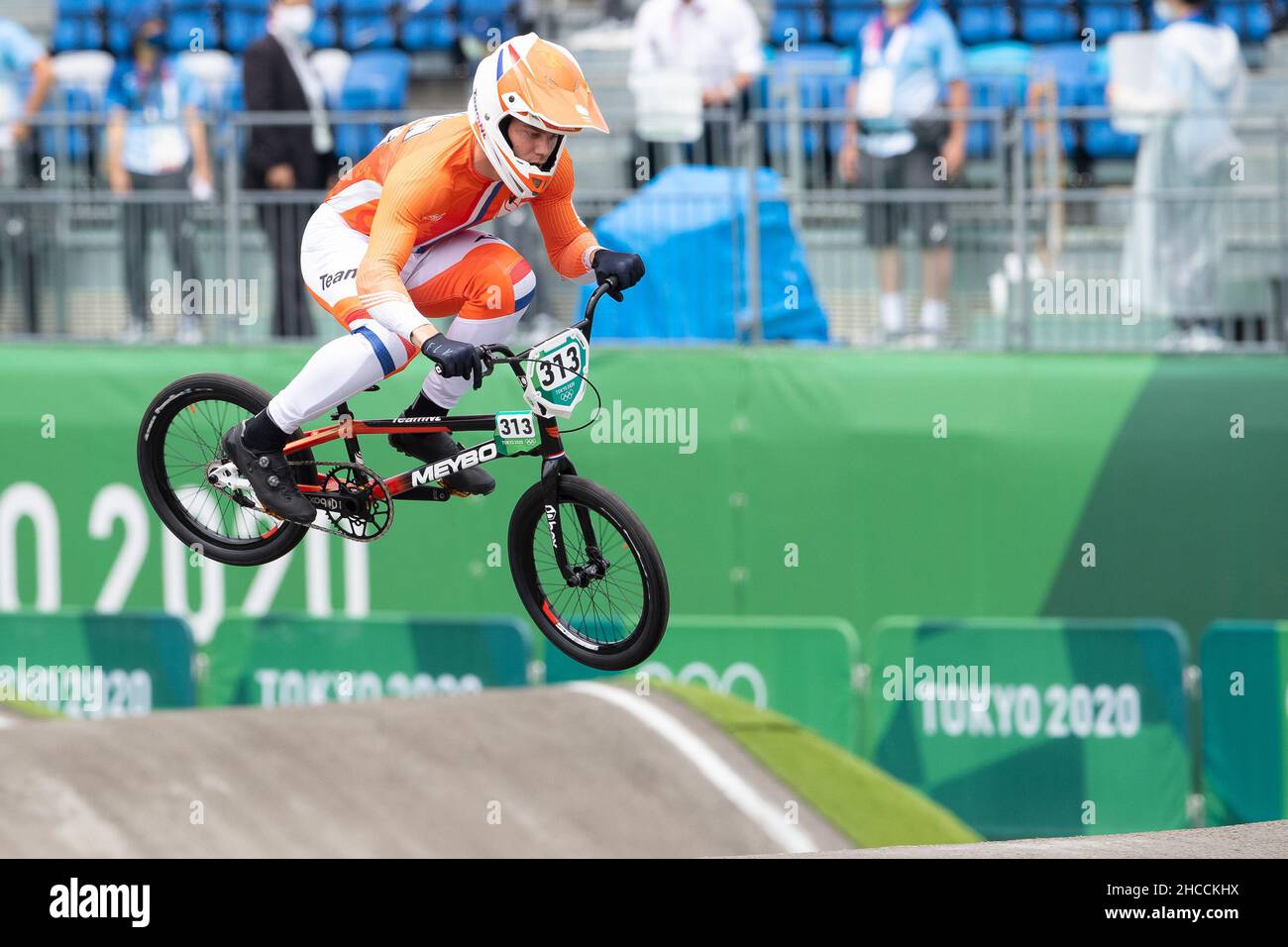 Tokio, Japan. 30th. Juli 2021. Niek Kimmann (313) aus den Niederlanden macht während der Olympischen Spiele 2020 in Tokio im Ariake Urban Sports Park in Tokio, Japan, einen Sprung beim BMX-Rennen. Daniel Lea/CSM}. Kredit: csm/Alamy Live Nachrichten Stockfoto