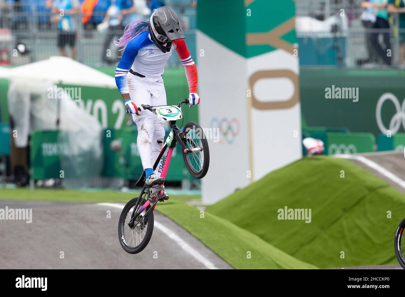 Tokio, Japan. 30th. Juli 2021. Axelle Etienne (3) aus Frankreich nimmt während der Olympischen Spiele 2020 in Tokio im Ariake Urban Sports Park in Tokio, Japan, an BMX-Rennen Teil. Daniel Lea/CSM}. Kredit: csm/Alamy Live Nachrichten Stockfoto