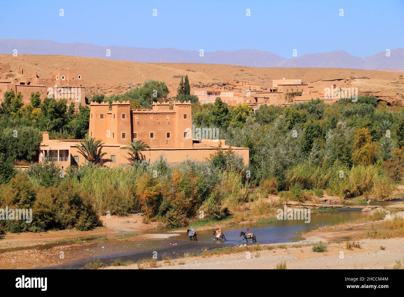 Marokko, Ouarzazate, das Dades-Tal, auch bekannt als Tal der Rosen in der Nähe von Skoura - restaurierte Kasbah mit Blick auf den Dades-Fluss. Stockfoto