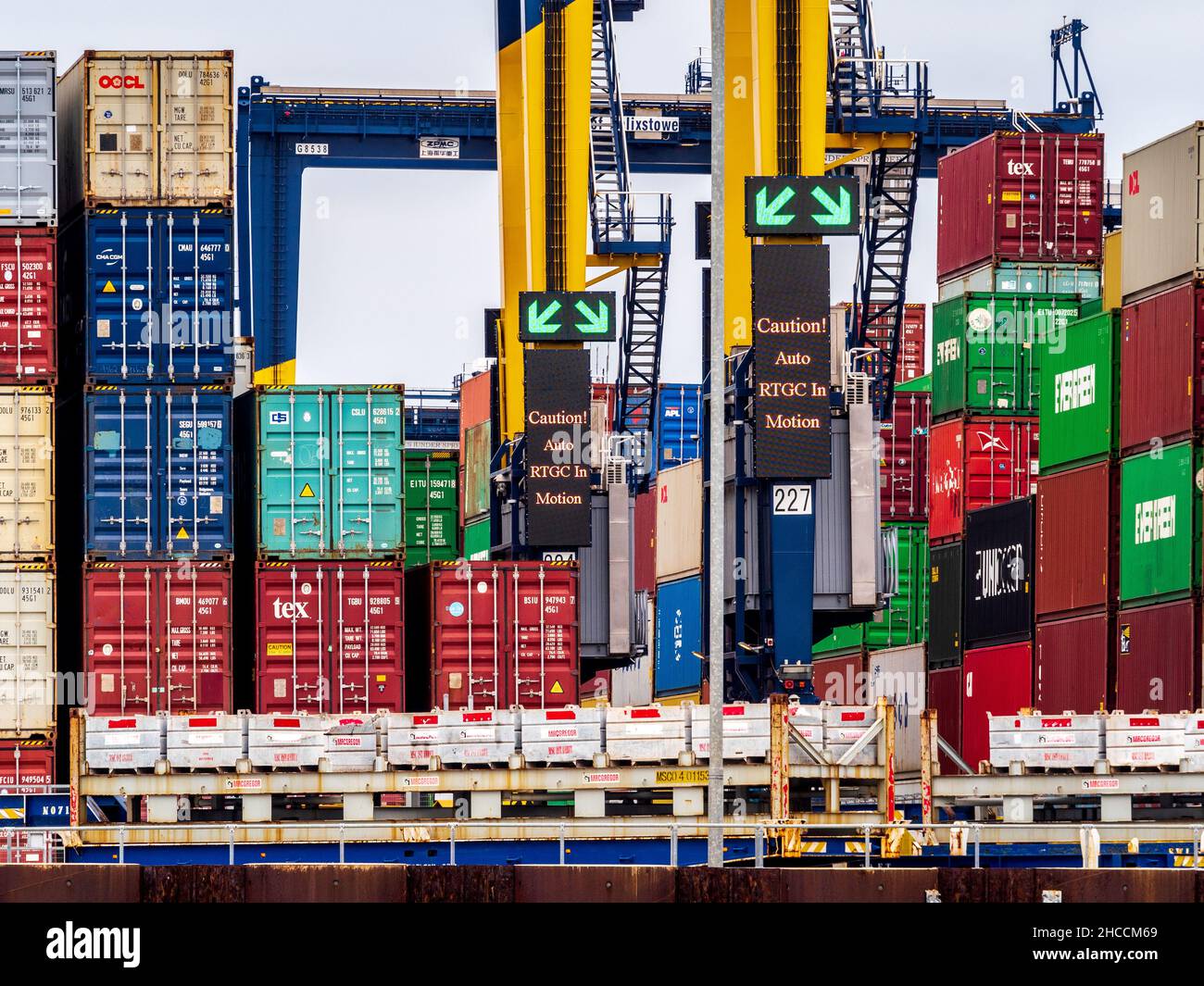 Containerüberlastung in britischen Häfen - gestapelte Transportcontainer warten auf die Abholung oder Weiterbeförderung im Hafen Felixstowe. Stockfoto