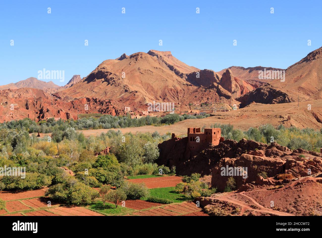 Skoura, Ouarzazate, Marokko. Bergpass mit einer dramatischen Landschaft im Dade-Tal, auch bekannt als das Tal der Rosen. Stockfoto