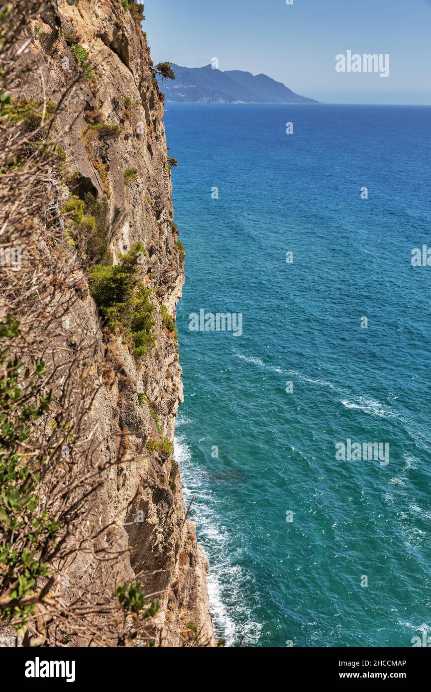 Schöner landschaftlicher Meerblick mit schierer Klippe am Meer. Mirtiotissa, Insel Korfu, Griechenland. Stockfoto