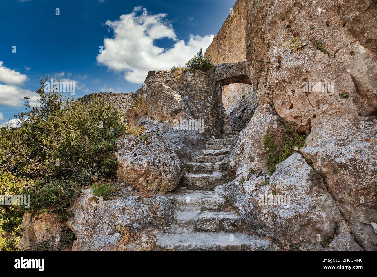 Alte Steintreppe und Eingang zur Klippenfestung Angelocastro, Insel Korfu, Griechenland. Stockfoto