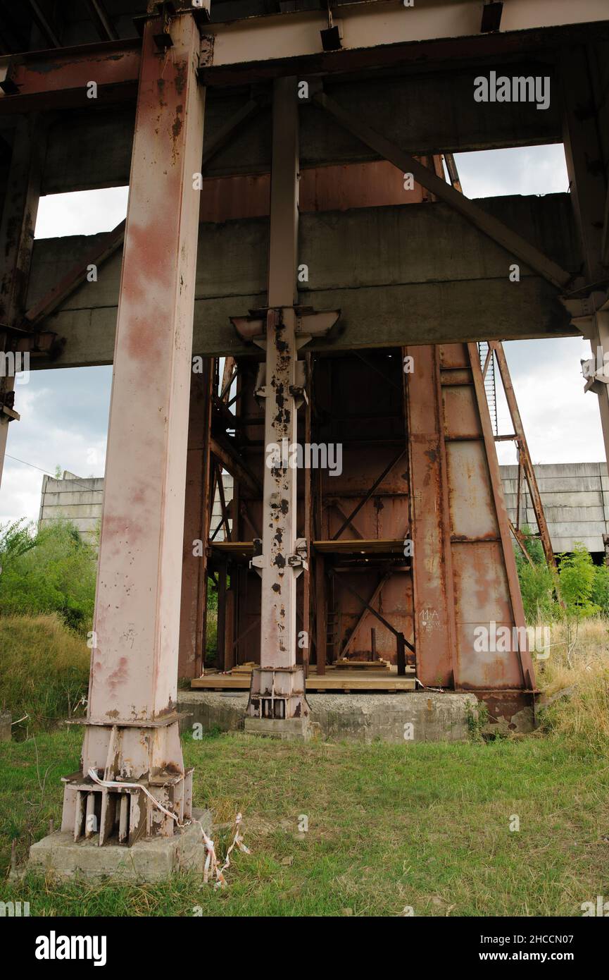 Fabrik. Vertikaler Schacht eines verlassenen Salzbergwerks in der ukraine Stockfoto