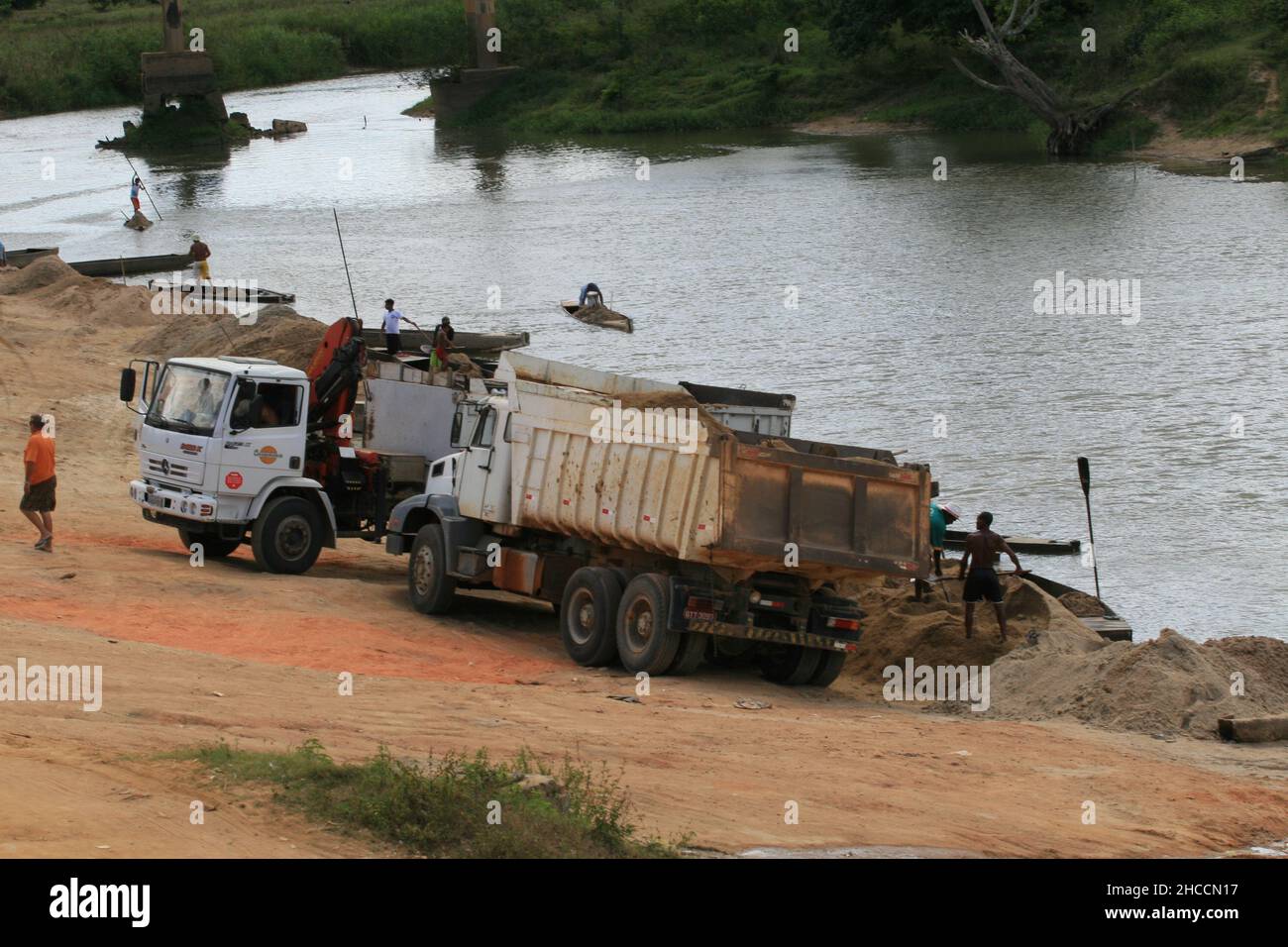 Itamaraju , bahia, brasilien - 3. september 2008: Lastwagen sammeln Sand aus dem Flussbett des Jucurucu in der Stadt Itamaraju. Stockfoto