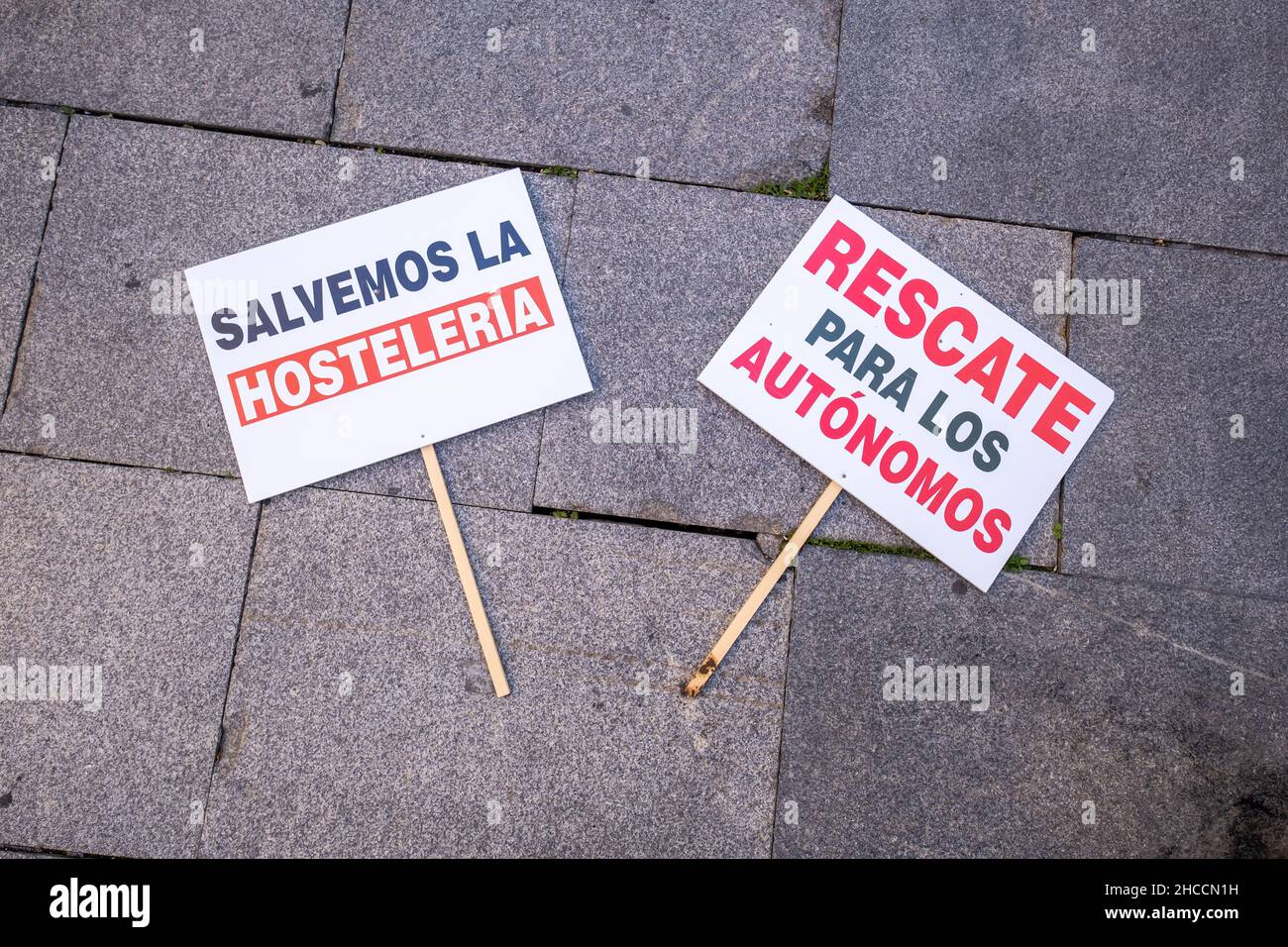 Valencia, Spanien; 21. Januar 2021: Zwei Schilder „Rettet die Hotellerie“ und „Rettung für Selbständige“ auf dem Boden während einer Demonstration Stockfoto