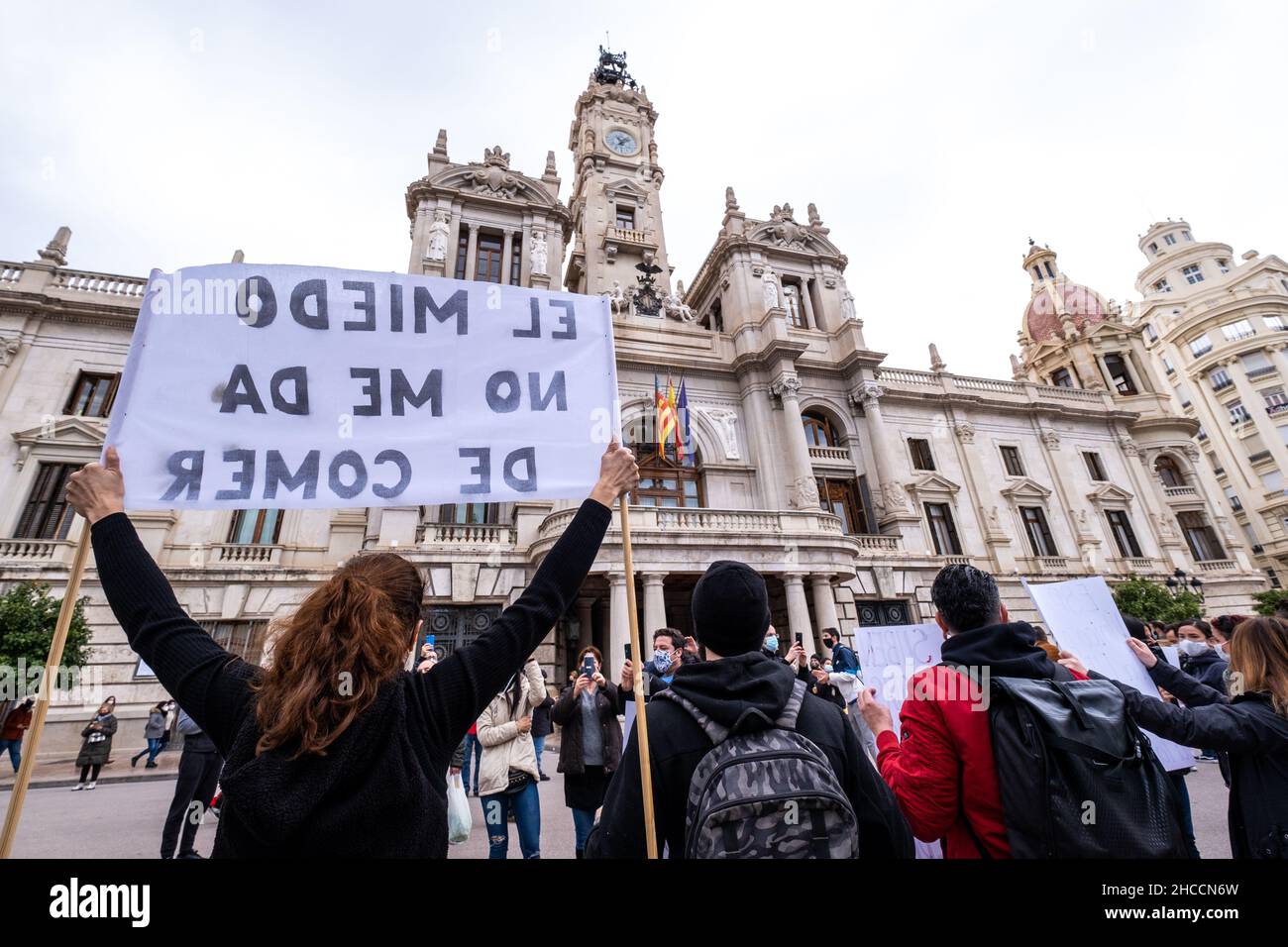 Valencia, Spanien; 25. Januar 2021: Demonstranten gegen die von der lokalen Regierung gegen Covid ergriffenen Maßnahmen gegen den Gastgewerbe Stockfoto