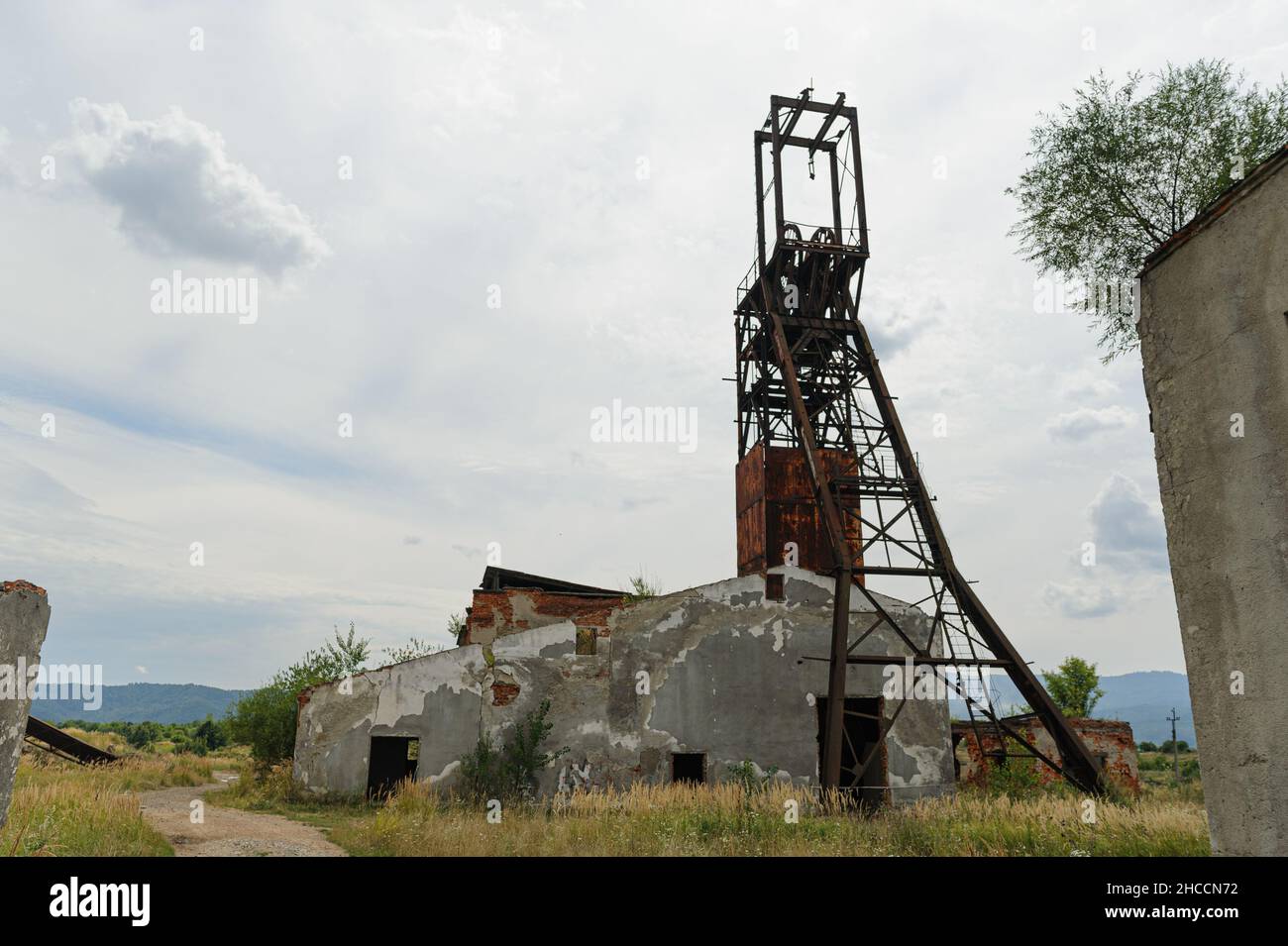 Fabrik. Vertikaler Schacht eines verlassenen Salzbergwerks in der ukraine Stockfoto