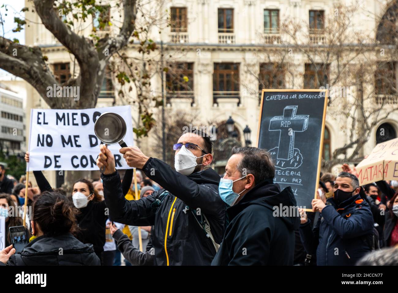 Valencia, Spanien; 25. Januar 2021: Demonstranten gegen die von der lokalen Regierung gegen Covid ergriffenen Maßnahmen gegen den Gastgewerbe Stockfoto