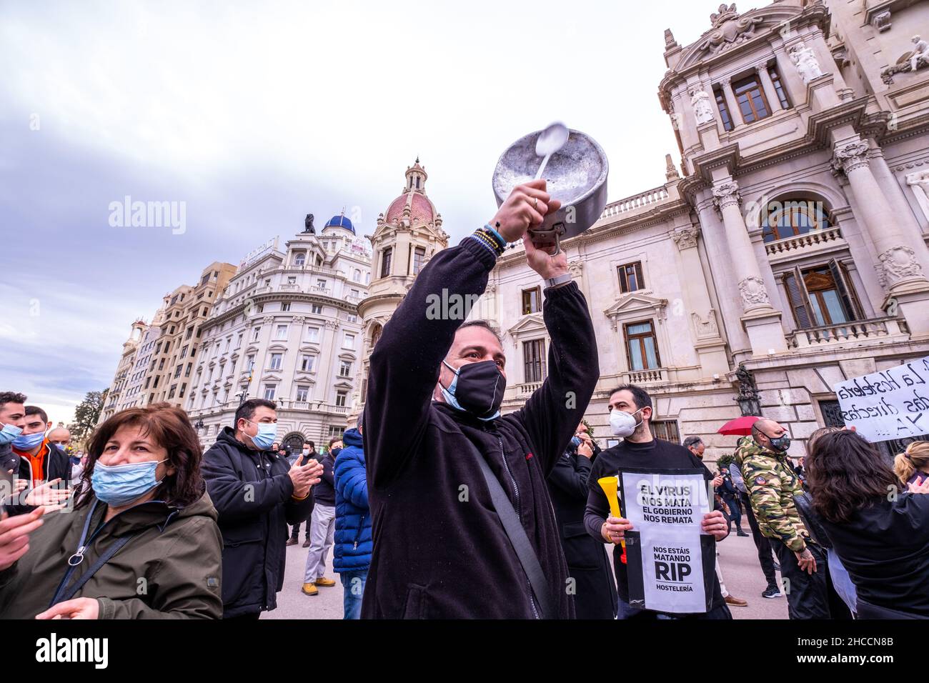 Valencia, Spanien; 25. Januar 2021: Demonstranten gegen die von der lokalen Regierung gegen Covid ergriffenen Maßnahmen gegen den Gastgewerbe Stockfoto