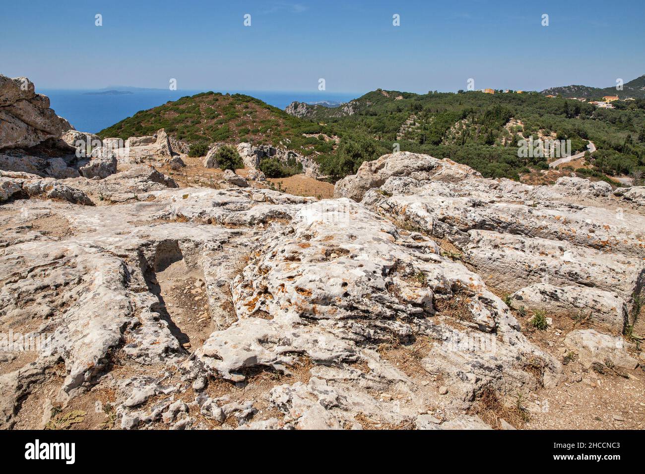 Alte Steinruinen der Klippenfestung Angelocastro, Insel Korfu, Griechenland. Stockfoto