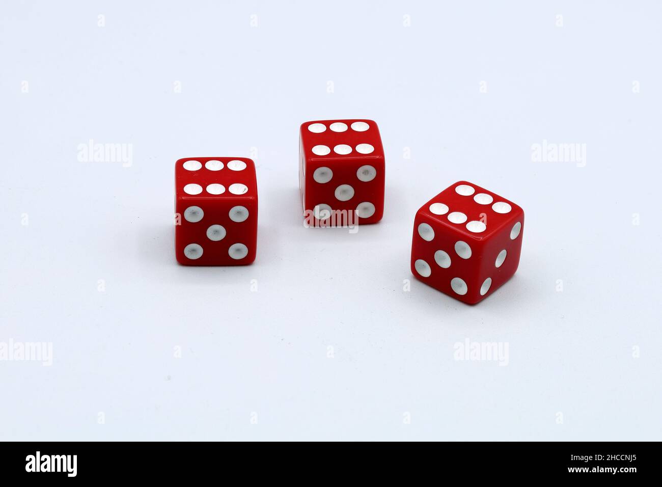 Rote Würfel für Spiele mit weißem Hintergrund Stockfoto