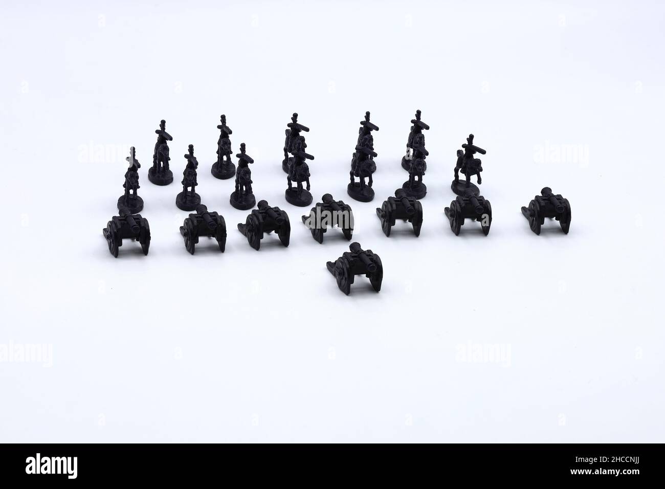 Regiment von schwarzen Plastiksoldaten auf weißem Hintergrund Stockfoto