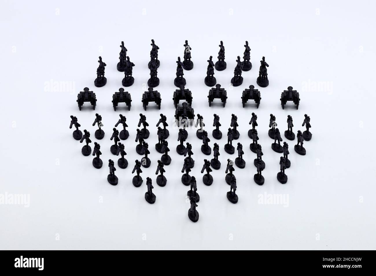Regiment von schwarzen Plastiksoldaten auf weißem Hintergrund Stockfoto