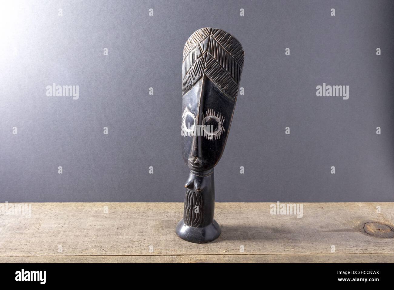 Alte afrikanische dekorative Maske auf einer Holzoberfläche Stockfoto