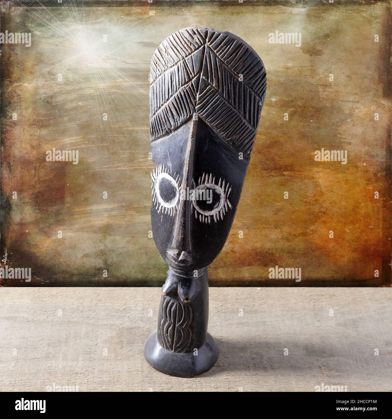 Alte afrikanische dekorative Maske auf einer Holzoberfläche Stockfoto