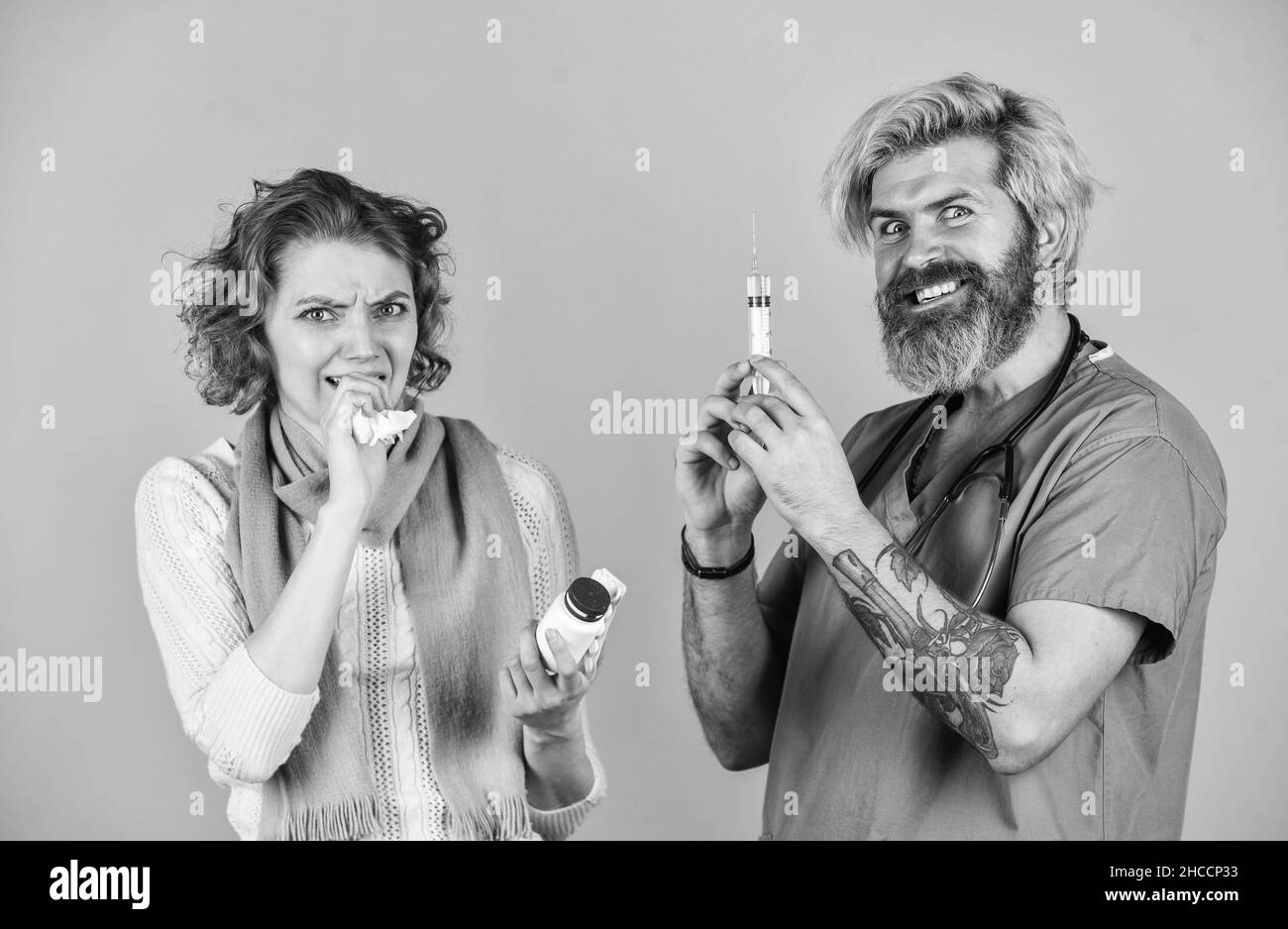 Sie hat Angst vor Nadeln. Arzt und Patient treffen sich im Krankenhaus. Medizinisches Fachpersonal. Gesundheitswesen und Medizin. Arzt und Patient diskutieren Stockfoto