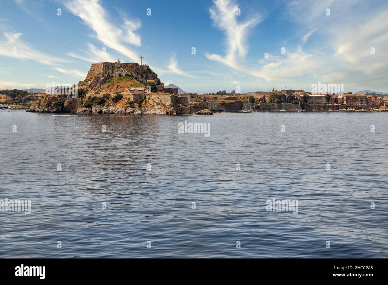 Berühmtes touristisches Wahrzeichen Alte venezianische Festung mit Mauern zum Meer, Kap Cavosidero und Meeresbastion im Vordergrund. Kerkyra, Korfu, Greec Stockfoto
