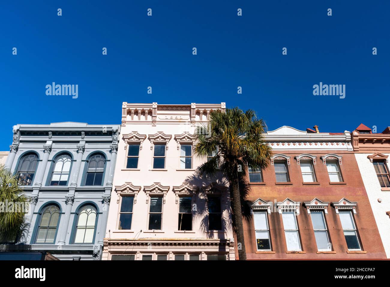 Das historische Viertel von Charleston ist ein beliebtes Ziel für Luxusreisen in Zeitlupe. Stockfoto