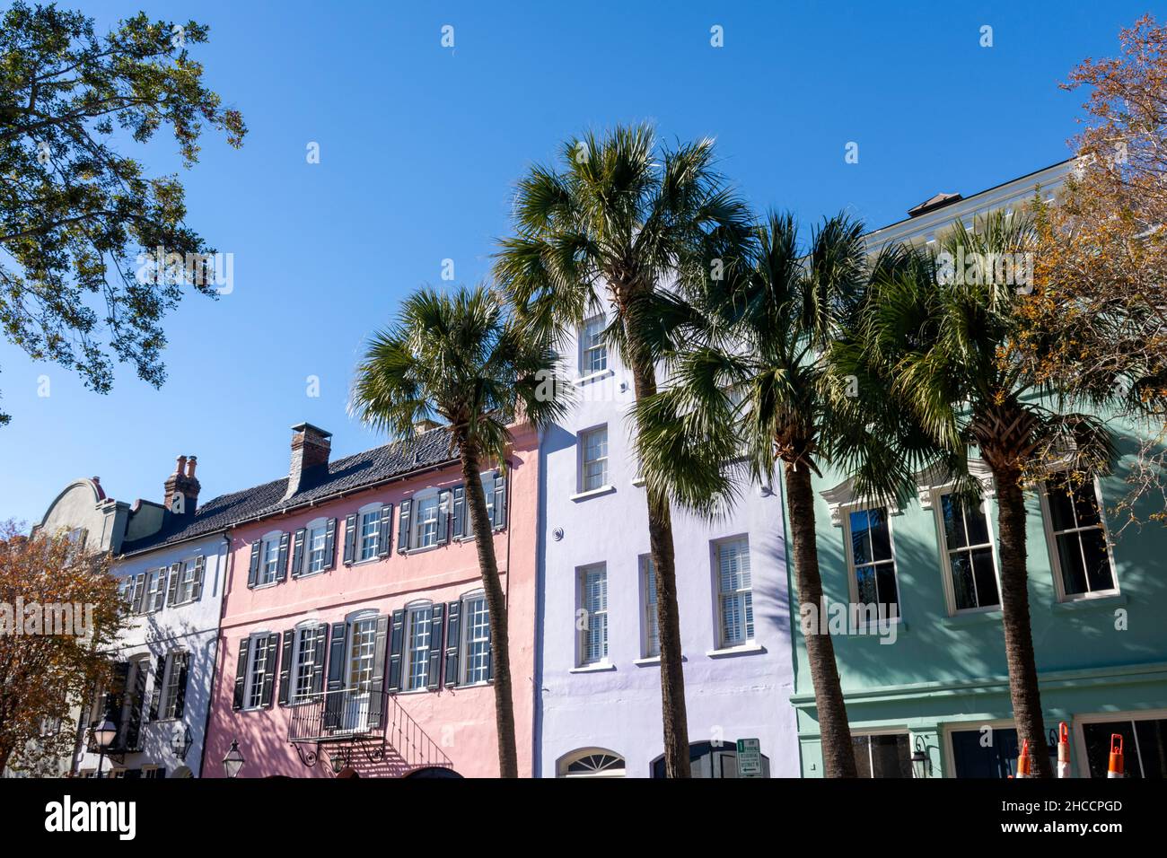 Häuser entlang der berühmten Rainbow Row im historischen Charleston, South Carolina, einem beliebten Ziel für langsame Reisen. Stockfoto