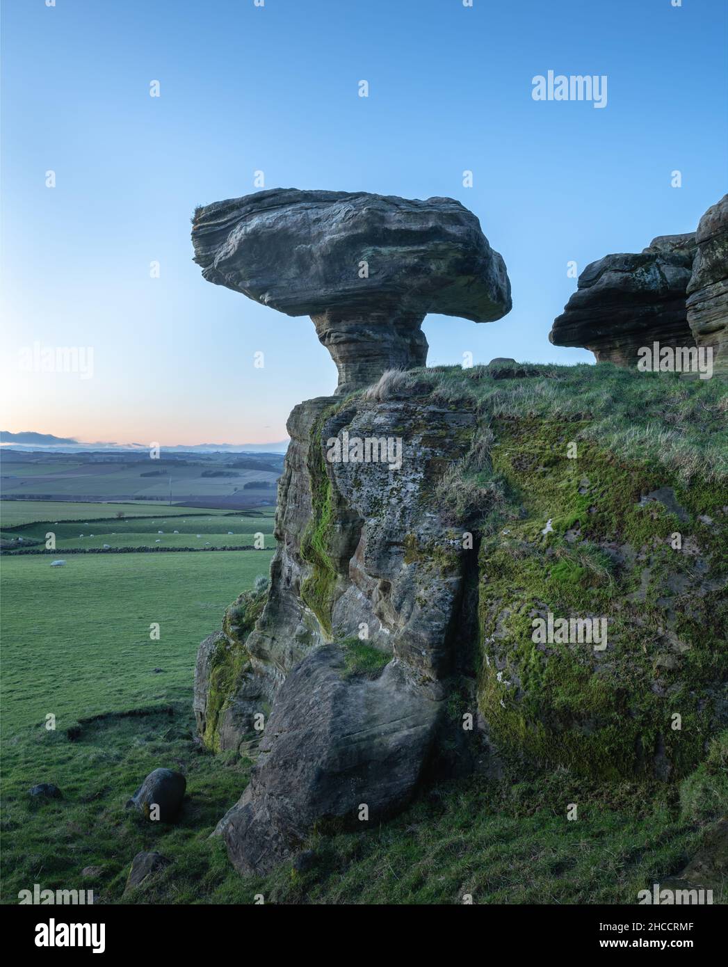 Die Bunnet Stane, oder Bonnet Stone, am Fuße der Lomond Hills in Kinross-Shire, Schottland, Großbritannien. Stockfoto