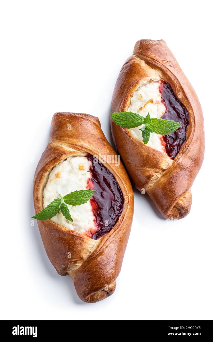 Frisch gebackenes Brötchen mit Quark und Erdbeermarmelade isoliert auf Weiß Stockfoto