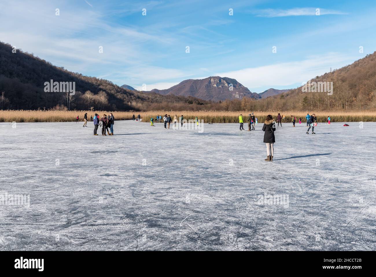 Valganna, Lombardei, Itay - Januari 19,2020: Skater im Torfmoor Ganna in der Wintersaison. Regionalpark Campo Dei Fiori in der Provinz Varese. Stockfoto