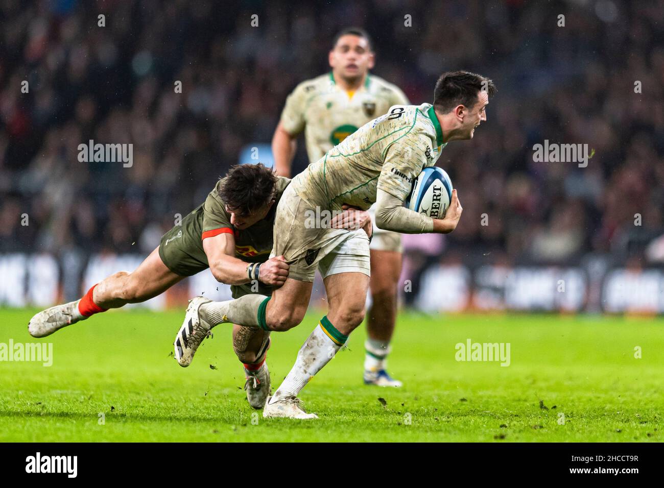 LONDON, GROSSBRITANNIEN. 27th, Dezember 2021. Alex Mitchell von Northampton Saints wird während des Gallagher Premiership Rugby-Spiels zwischen Harlequins und Northampton Saints am Montag, den 27. Dezember 2021, im Twickenham Stadium angegangen. LONDON, ENGLAND. Kredit: Taka G Wu/Alamy Live Nachrichten Stockfoto